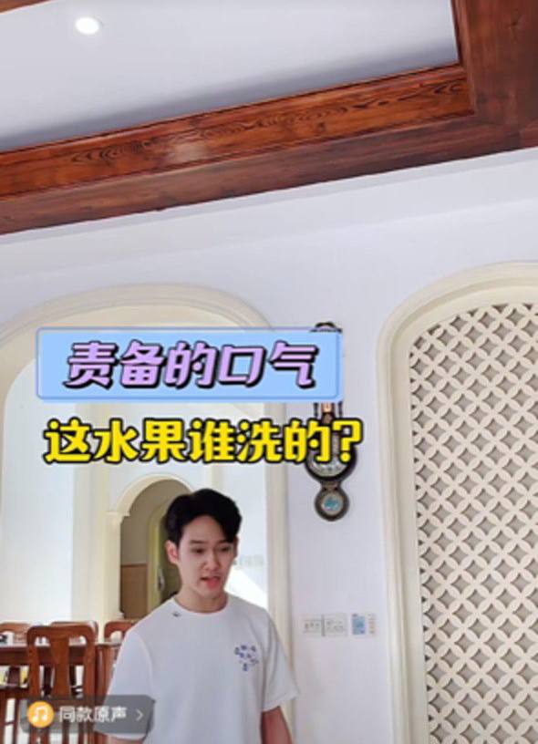 天花板又做了實木橫樑，非常優雅。